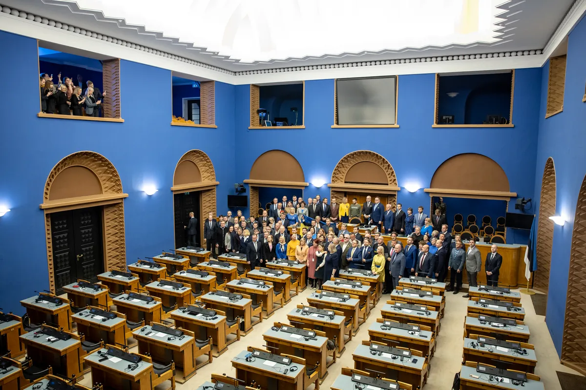 Riigikogu liikmete ühispilt Ukraina presidendiga.