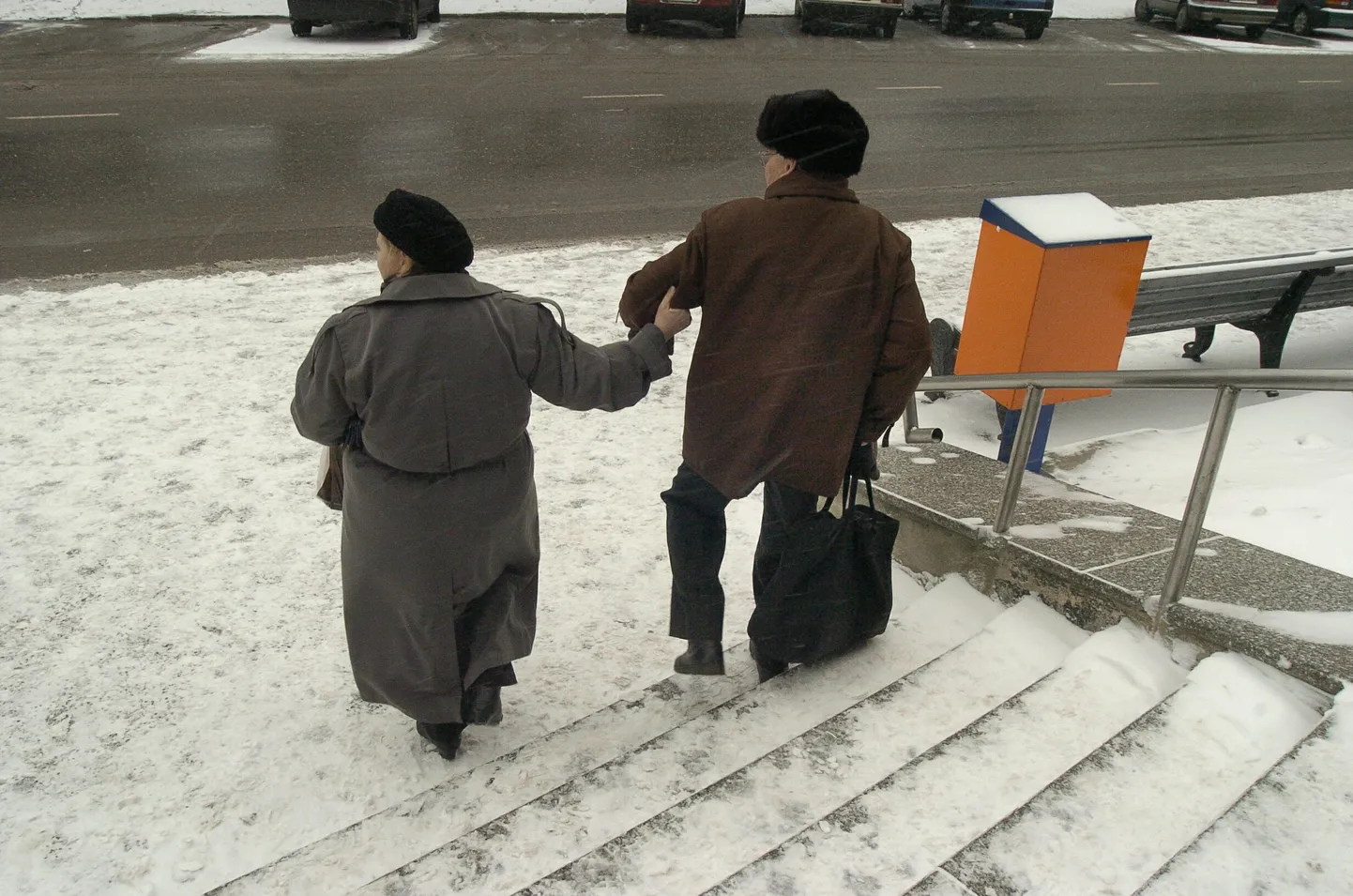 Viis last üheskoos ja teineteist toetades üles kasvatanud paar pidi vanaduspõlves lapsi veel jagama hakkama. Foto on illustratiivne.