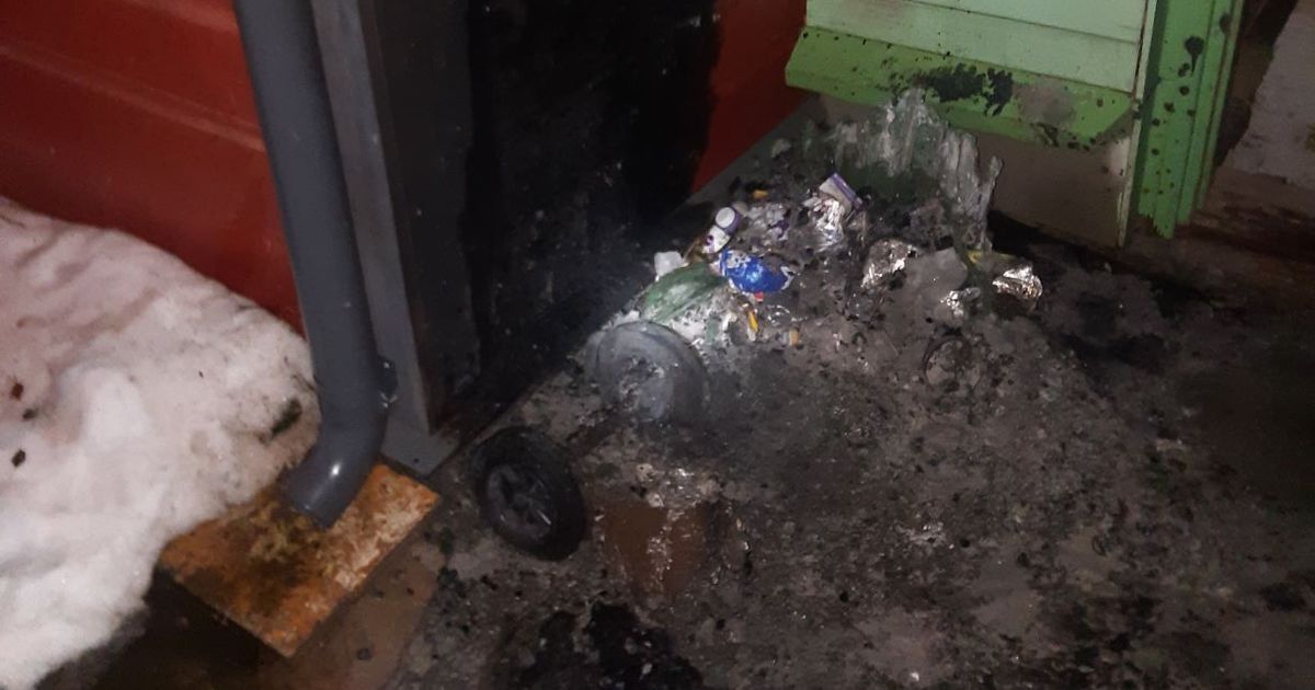 Põlenud prügikastid süütasid Tartus Risti tänava maja seina