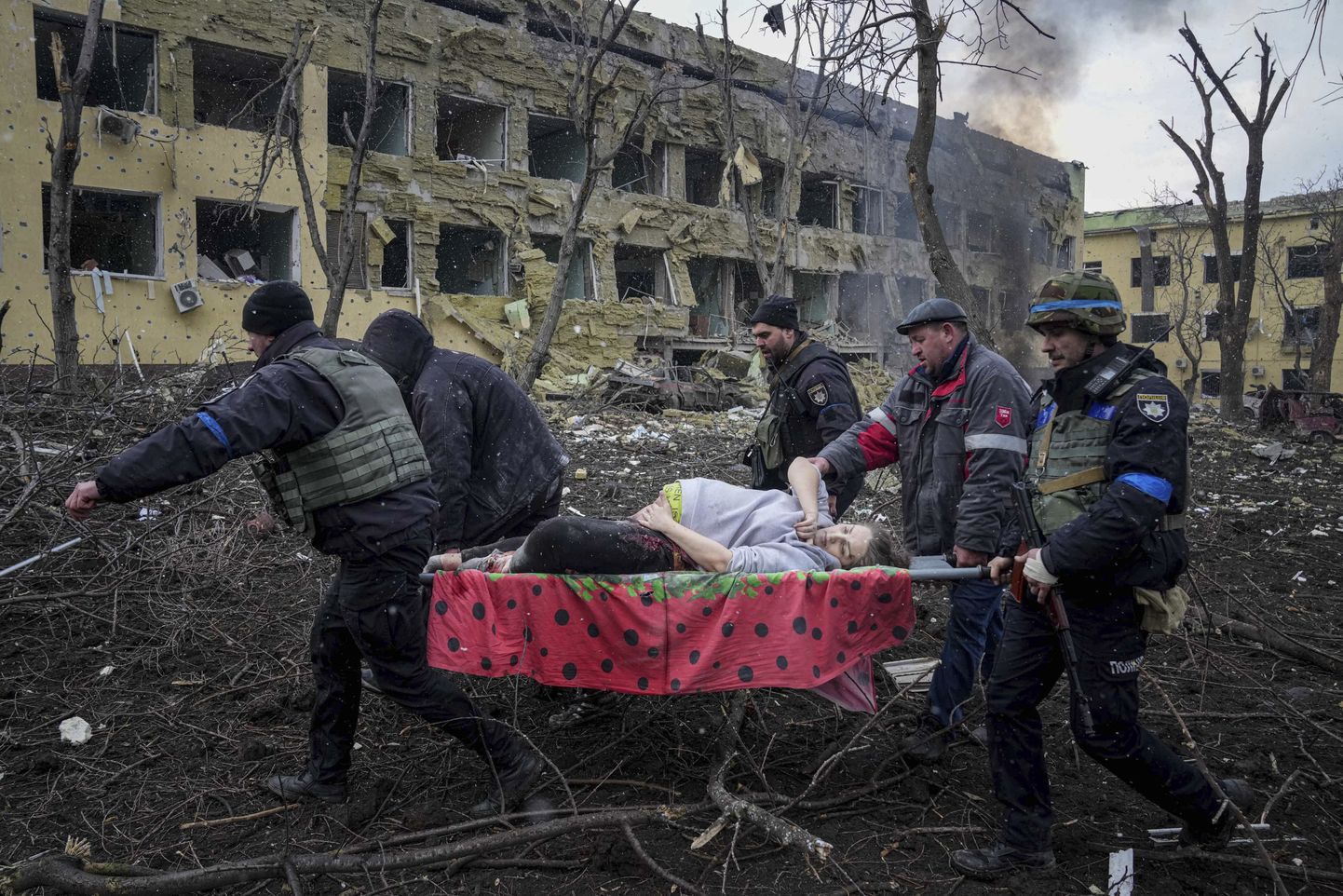 Vene väed alustasid Ukraina anastamist 24. veebruaril ja on nüüdseks Ukraina lõunaosas asuva Mariupoli ümber piiranud. Venemaa rünnakus hävines ka Mariupoli sünnitushaigla. Pildil transpordivad päästetöötajad selles haiglas olnud rasedat naist. Hiljem tuli teade, et naine ja seega ka ta laps surid