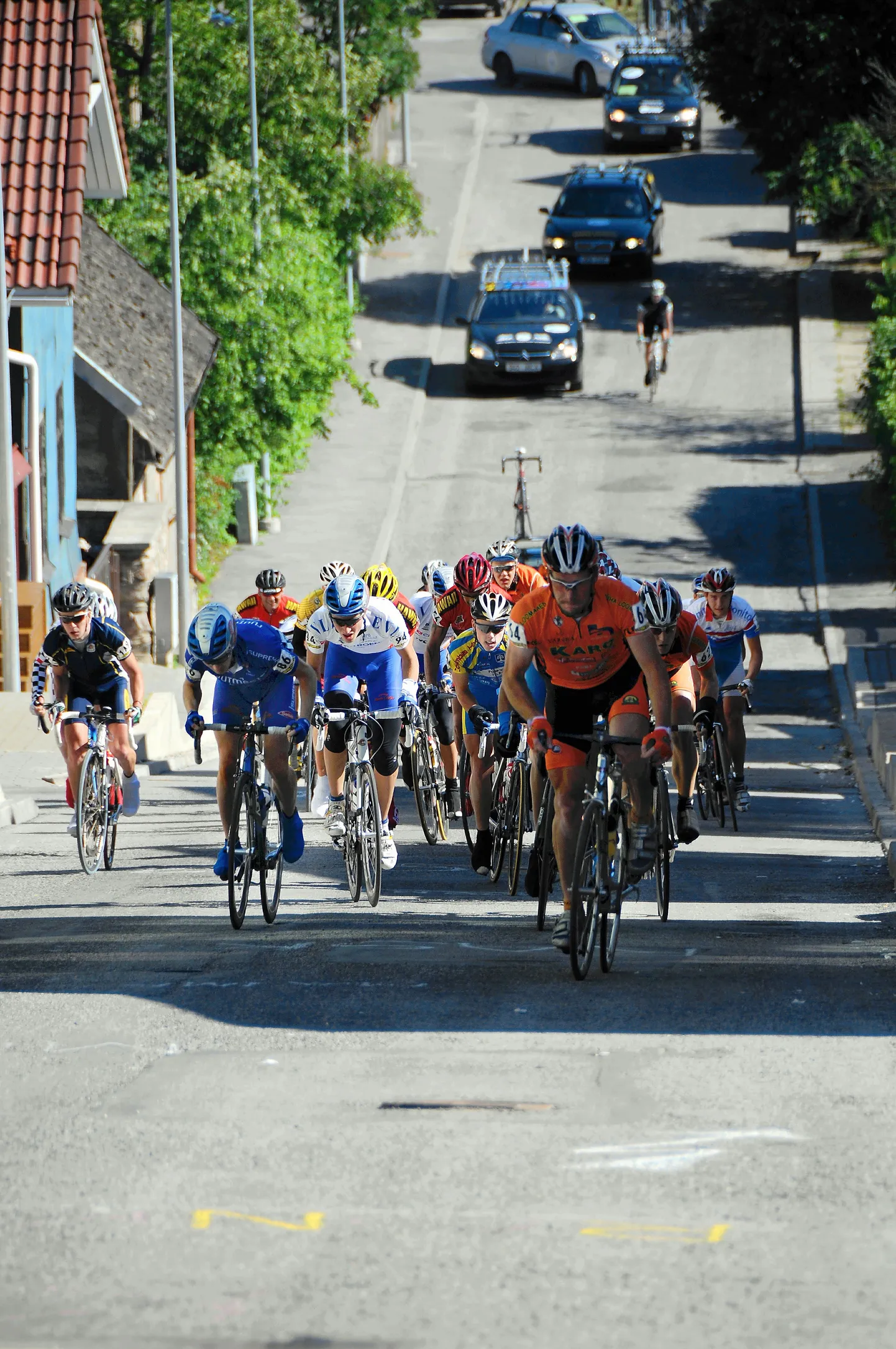Täna jõuab Viljandisse eile Tartus proloogiga alanud Saaremaa velotuur. Ligi 140-kilomeetrise avaetapi esimesi finišeerujaid on Viljandi Kõrgemäe tänava tõusu lõppu oodata kella 17-18 paiku.