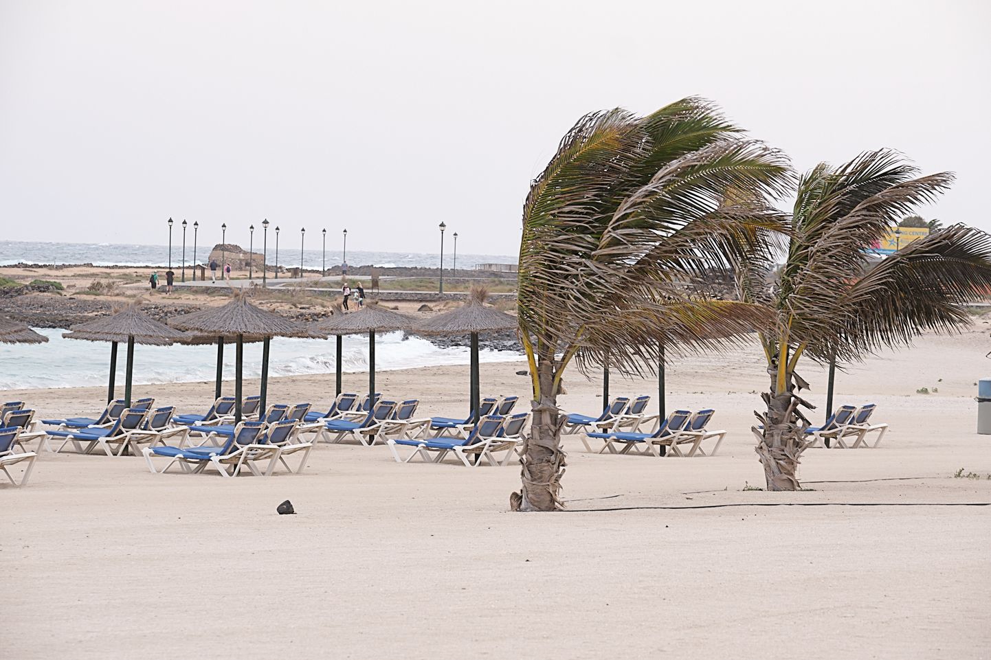 Kanaari saartel on calima ehk tugev tuul koos vihma ja Aafrikast Sahara kõrbest sinna jõudnud liivaga. Pildil  Fuenteventura Costa Calma 27. detsembril 2022