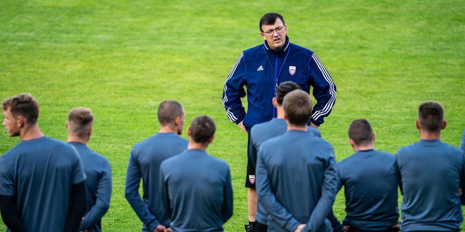Latvijas futbola izlases galvenais treneris Dainis Kazakevičs vada komandas treniņu.