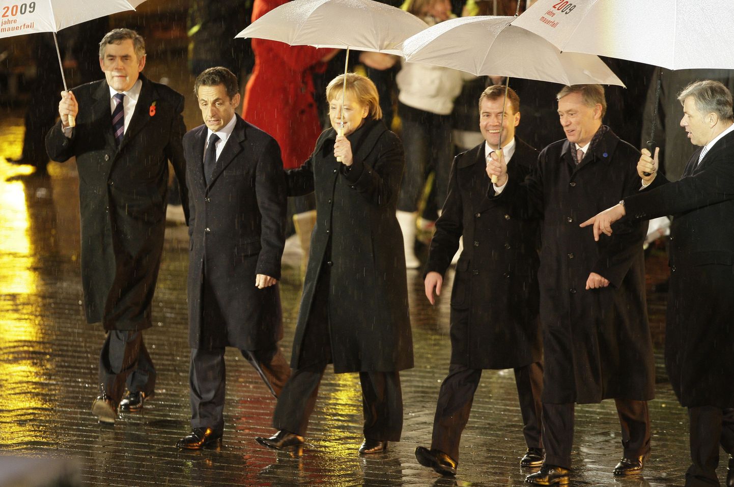 Vasakult: Briti peaminister Gordon Brown, Prantsusmaa president Nicolas Sarkozy, Saksa kantsler Angela Merkel, Venemaa president Dmitri Medvedev, Saksa president Horst Köhler ja Berliini linnapea Klaus Wowereit Brandenburgi väravast läbi astumas.