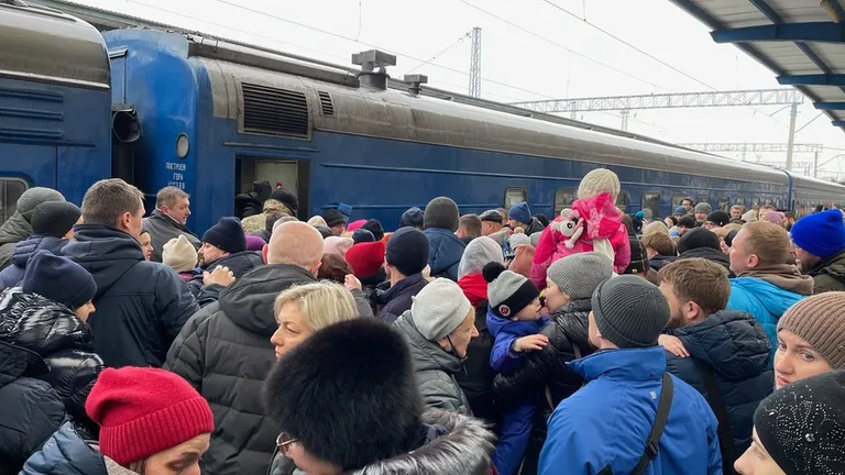 Вокзал в Днепре: те, кто решился уехать, пытаются сесть в поезд