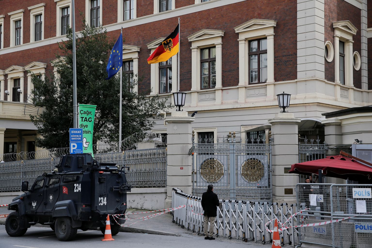 Türgi politsei sõiduk Saksa konsulaadi juures Istanbulis.