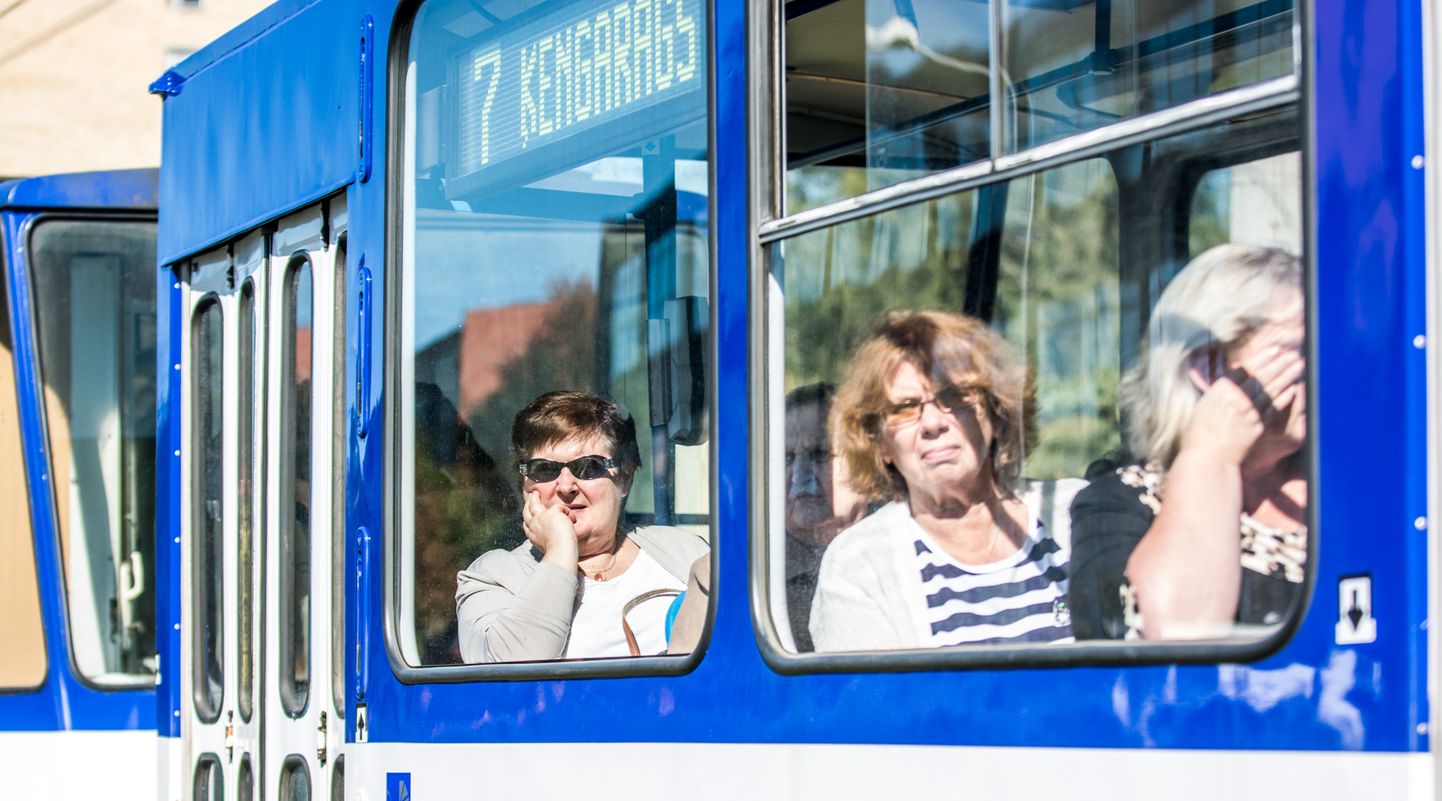 Пассажиры общественного транспорта Риги