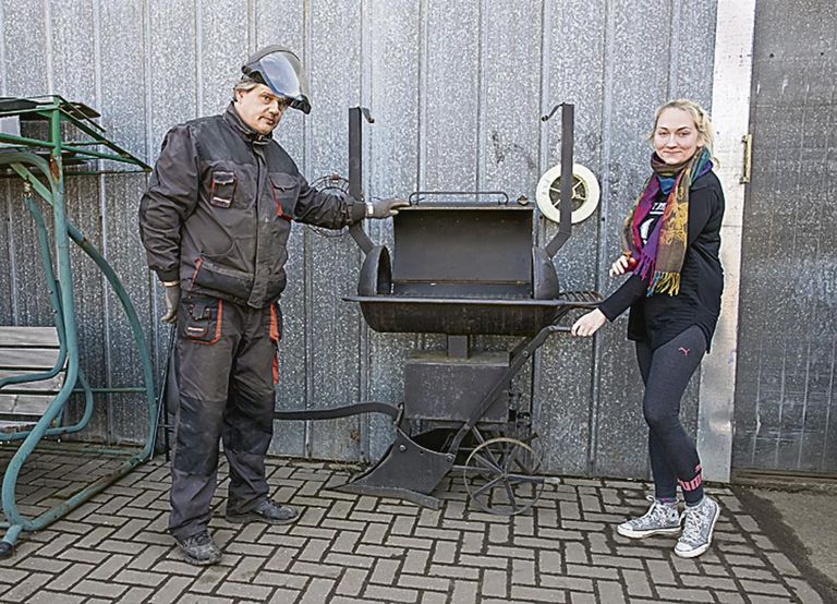 MTÜ Aktiviseerimiskeskus Tuleviku kaitstud töö teenusejuht Marika Altküla ja metallitööd tegev Kardo esitlevad barbecue-grilli, mida valmistavad kohapeal töökojas vanadest veeboileritest.