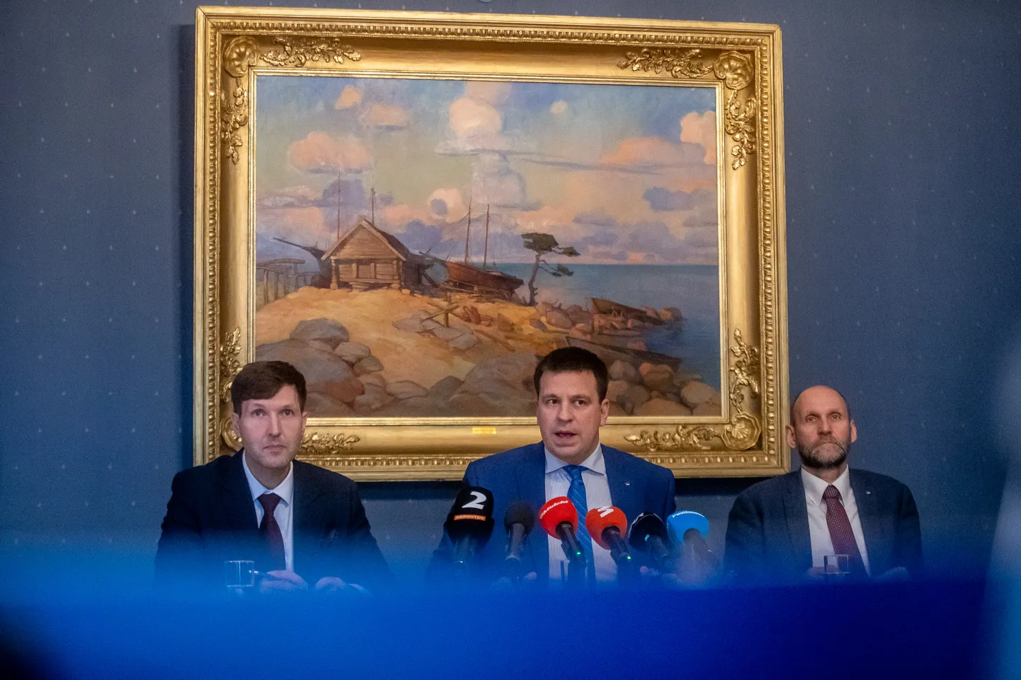 Pildil vasakult Martin Helme, Jüri Ratas, Helir-Valdor Seeder.