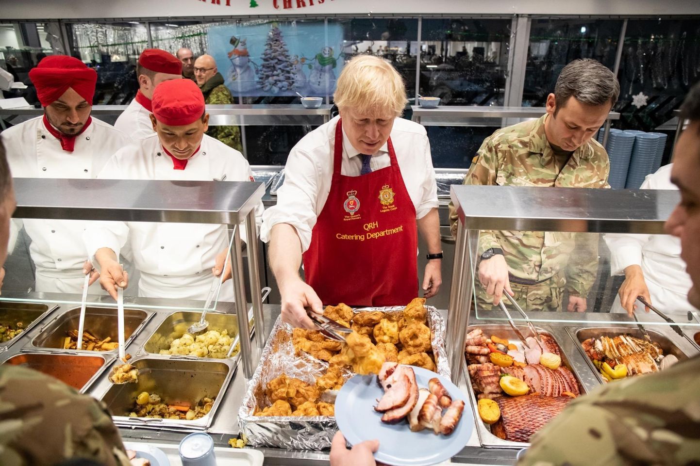 Boris Johnson jagab sõduritele toitu.