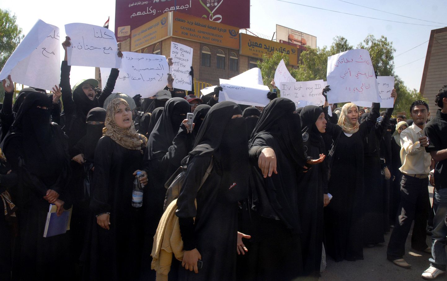 Sajad Jeemeni naised kogunesid terrorismis süüdistatava neiu Hanan al-Samawi kaitseks S˛an‘a¯’ ülikooli ette meelt avaldama.