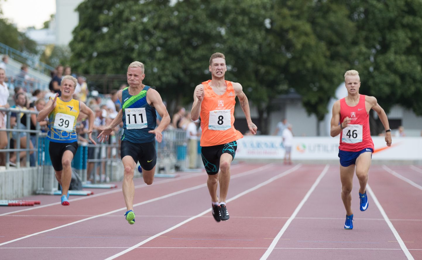 Tony Nõu (number 8) - valitsev 200 meetri jooksu Eesti meister.