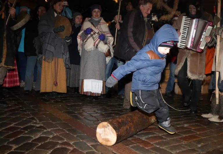 Latvijas Folkloras biedrības organizētā ziemas saulgriežu bluķa vilkšana Vecrīgā 2016. gadā.
