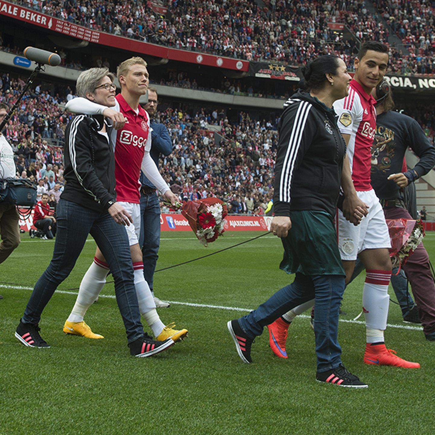 Amsterdami Ajaxi mängijad tulid väljakule koos emadega.