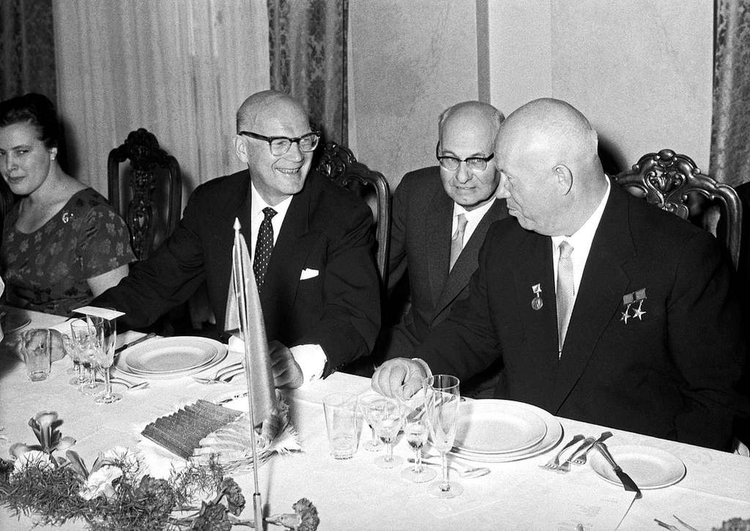 HEAD SÕBRAD: Pildil on soometumise poliitika üks autoritest ja täideviijaist, Soome president aastatel 1956–1982 Urho Kaleva Kekkonen (vasakul) ja NL-i liider aastatel 1953–1964 Nikita Hruštšov (paremal). Nende vahel istub tõlk Kustaa Loikkanen. Pilt on tehtud 1960. aastal, kui Soome riigipea tähistas oma 60. sünnipäeva.