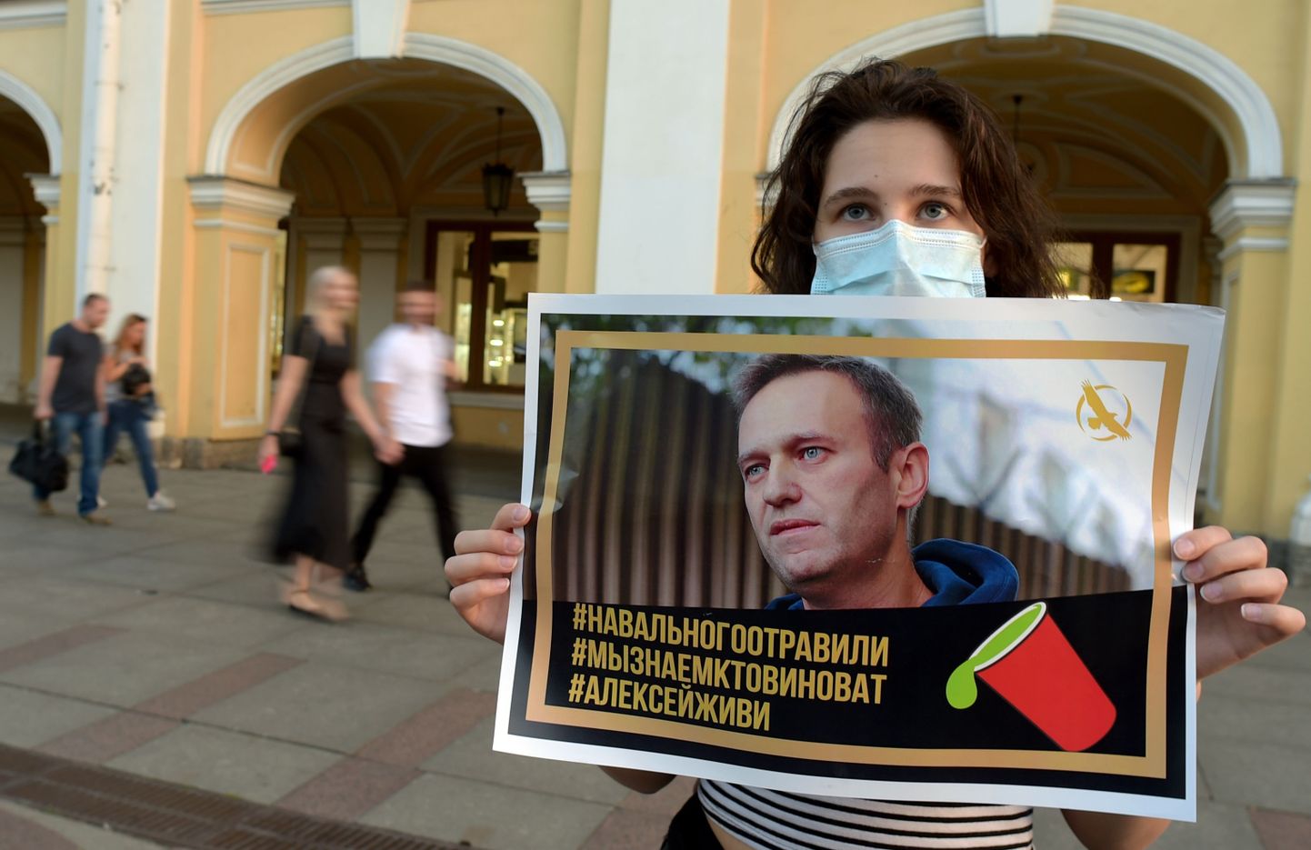 Vene opositsionääri Aleksei Navalnõi toetuseks Peterburis tänavale tulnud meeleavaldaja.