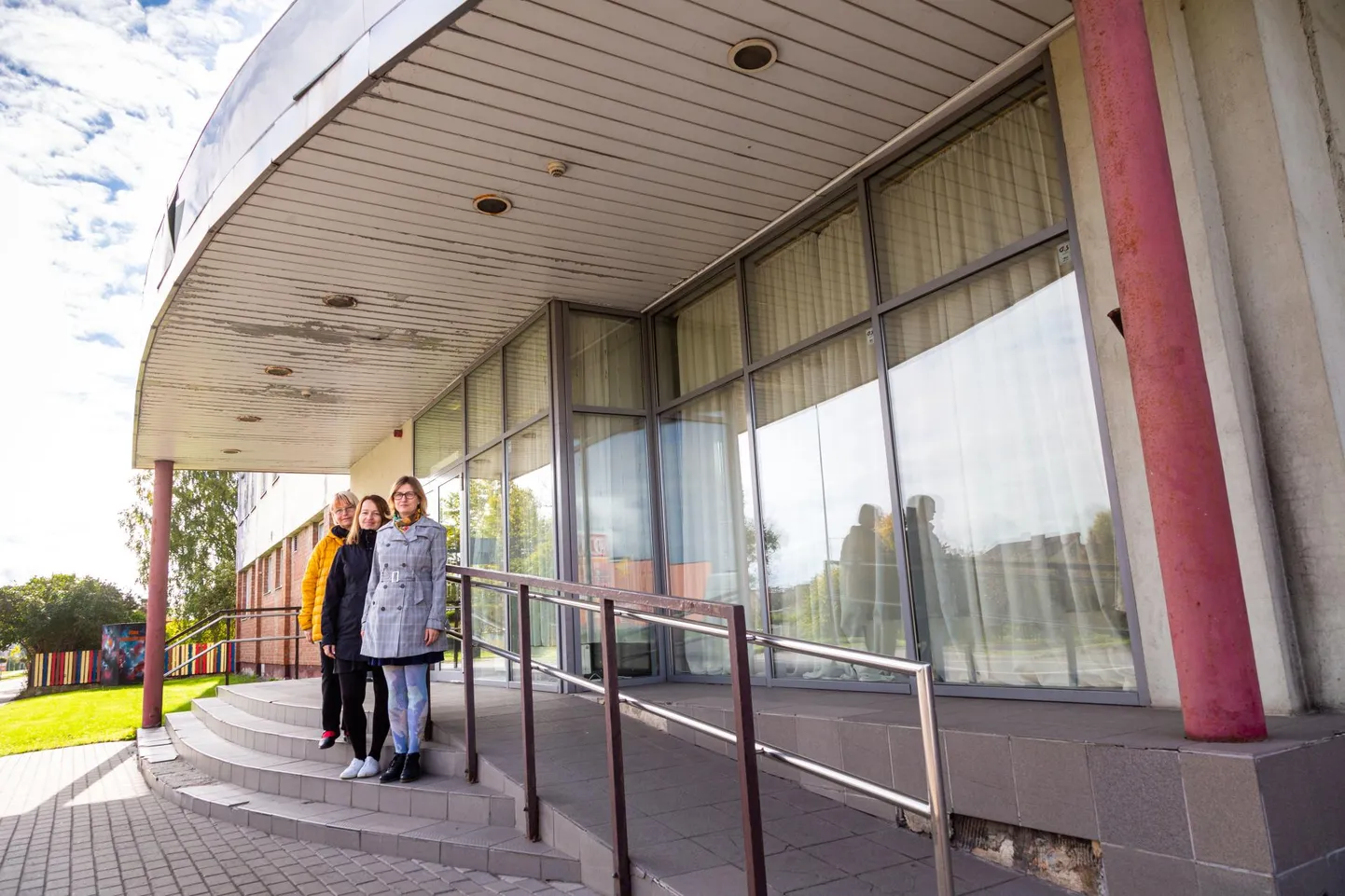 Võru keskraamatukogu töötajad seisavad remonti mineva maja ees, kuhu rajatakse peasissepääs. Praegu asub see maja taga.