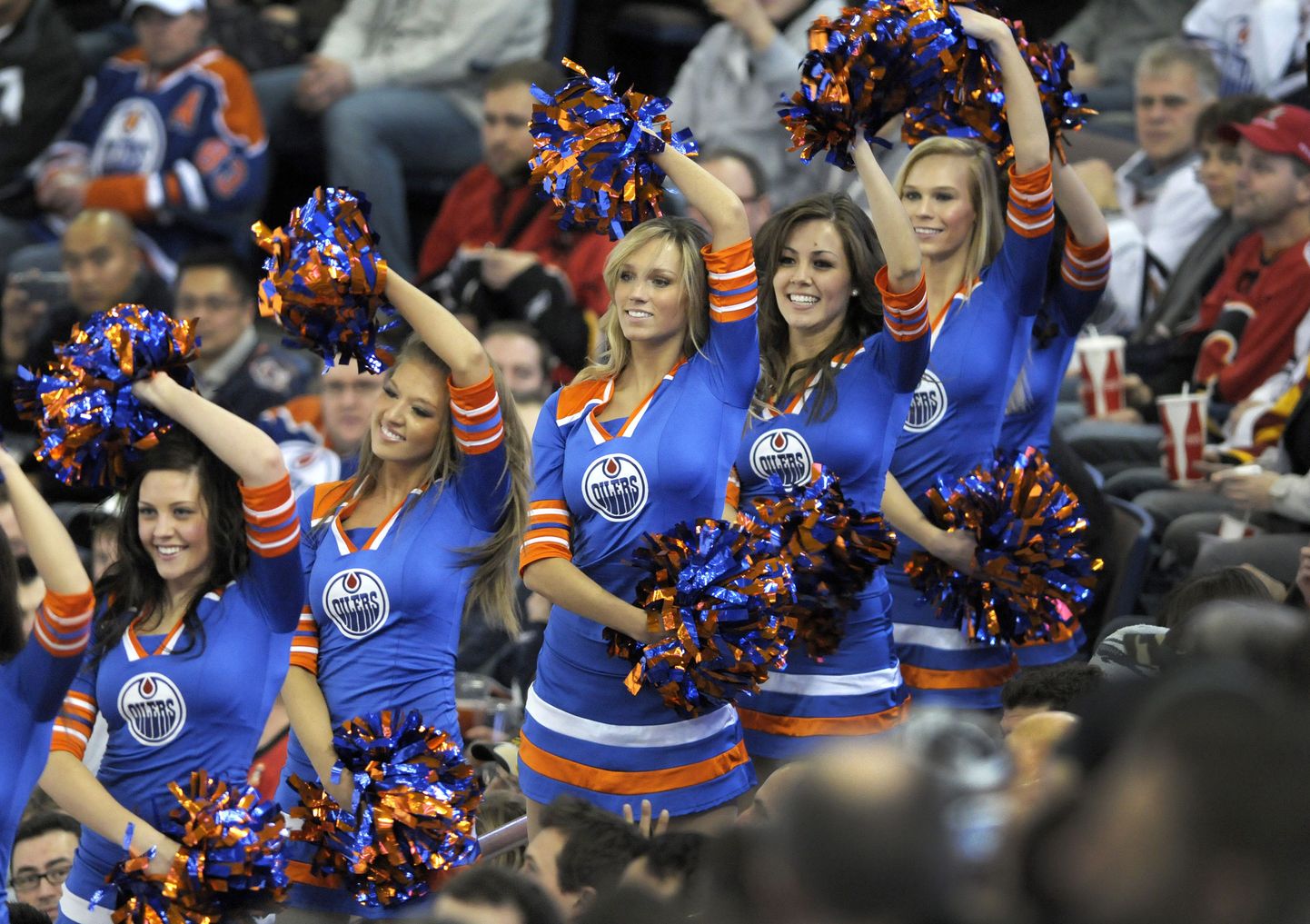 Edmonton Oilersi jäähokimeeskonna ergutustüdrukud.