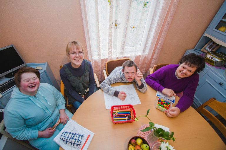 Maarjakodu juhataja Eva Grigor (vasakult teine) majaelanikega. Foto: Mailiis Ollino