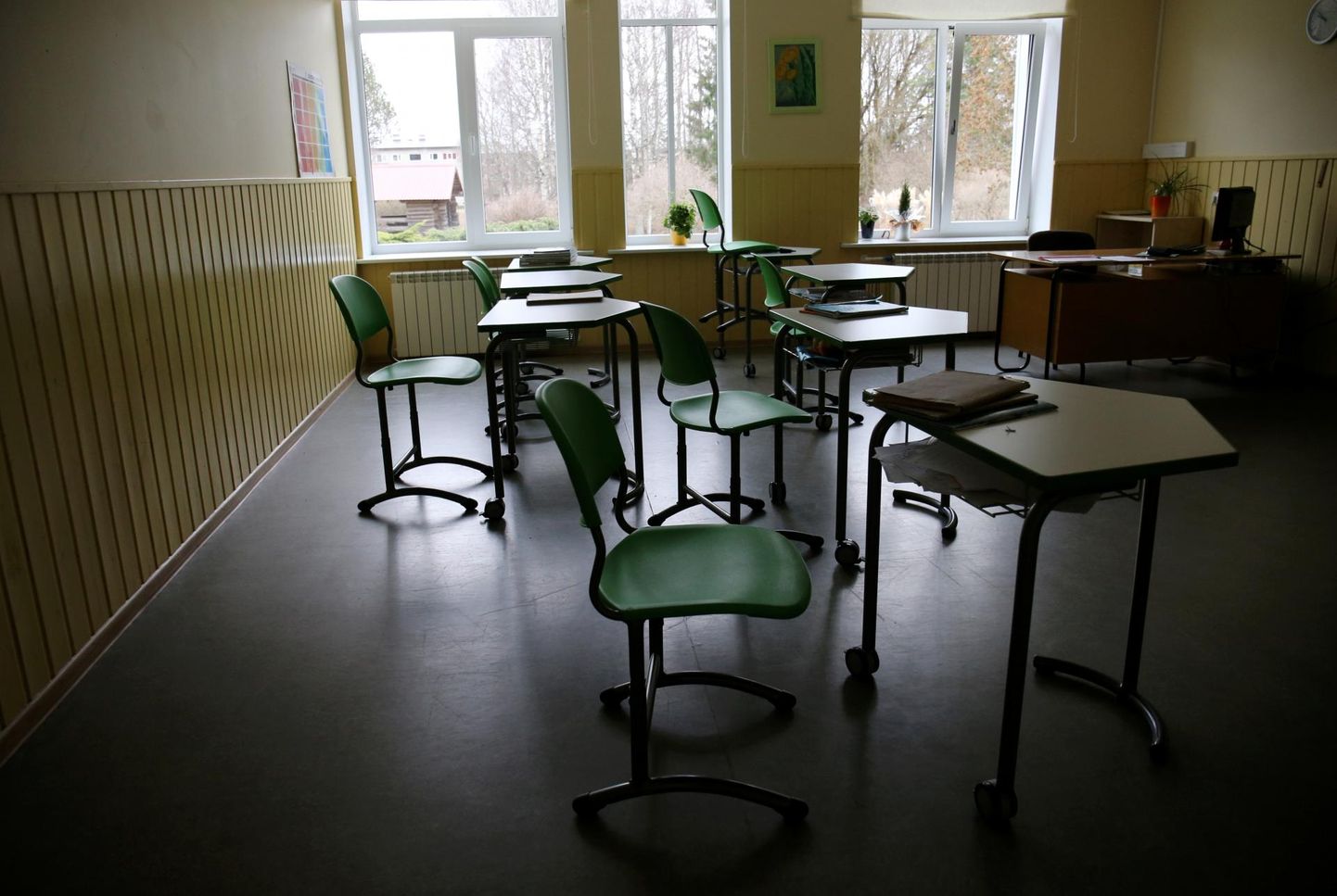 Reedel peatavad streikijad Eesti mitmetes koolides ja lasteaaedades tunniks töö. Pilt on illustreeriv.