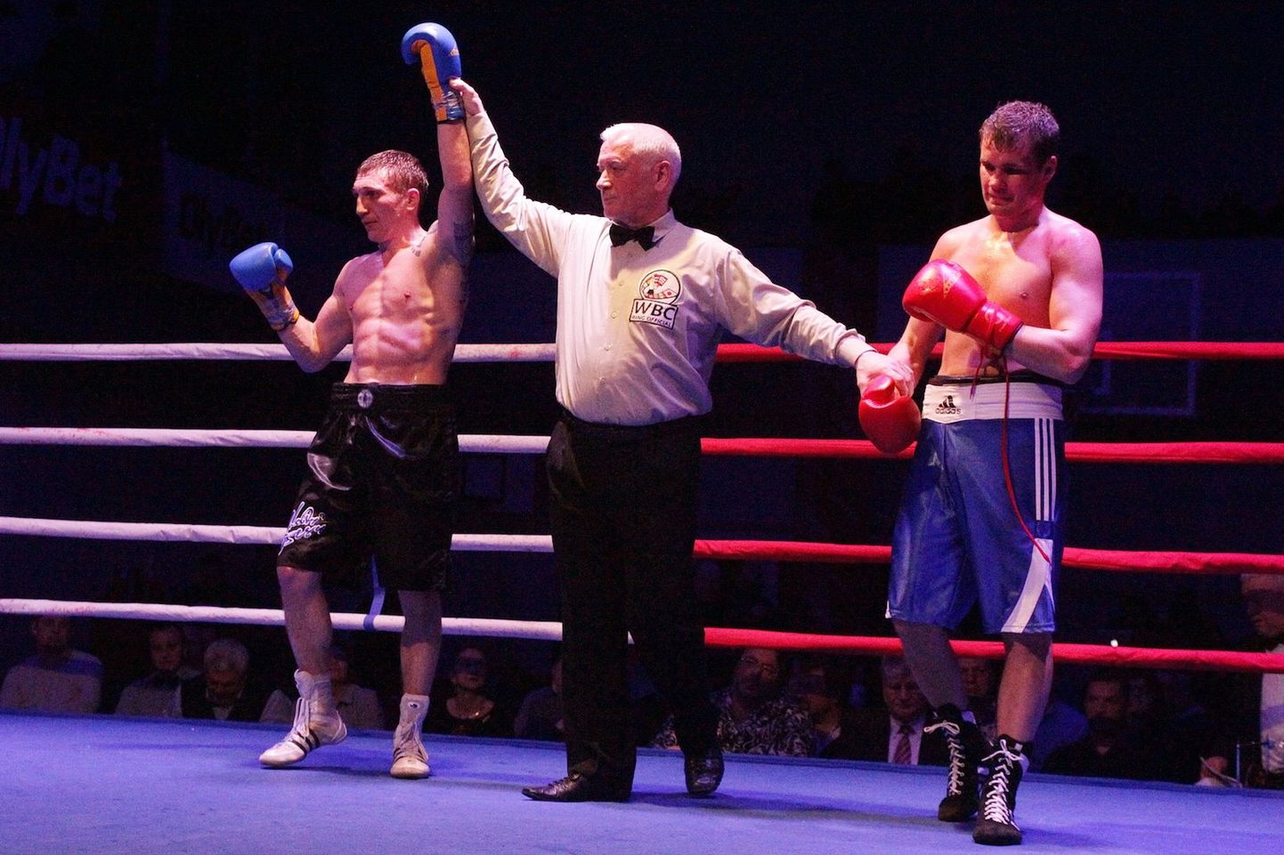 Алексей Евченко выиграл бой у Сергея Мелиса.