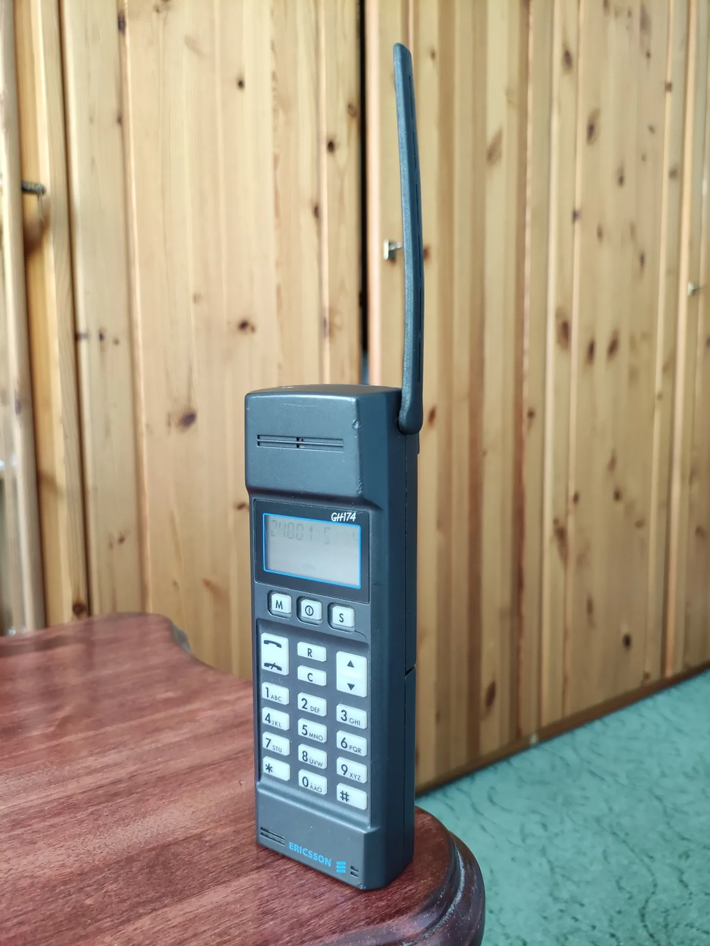 Vana Ericssoni mobiiltelefon.