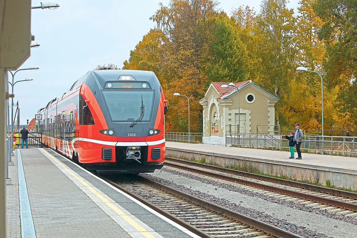 Eile kell 13.16 jõudis Tartu vaksalisse vaikse sahinaga uhiuus oranži ja musta värvi diiselrong.