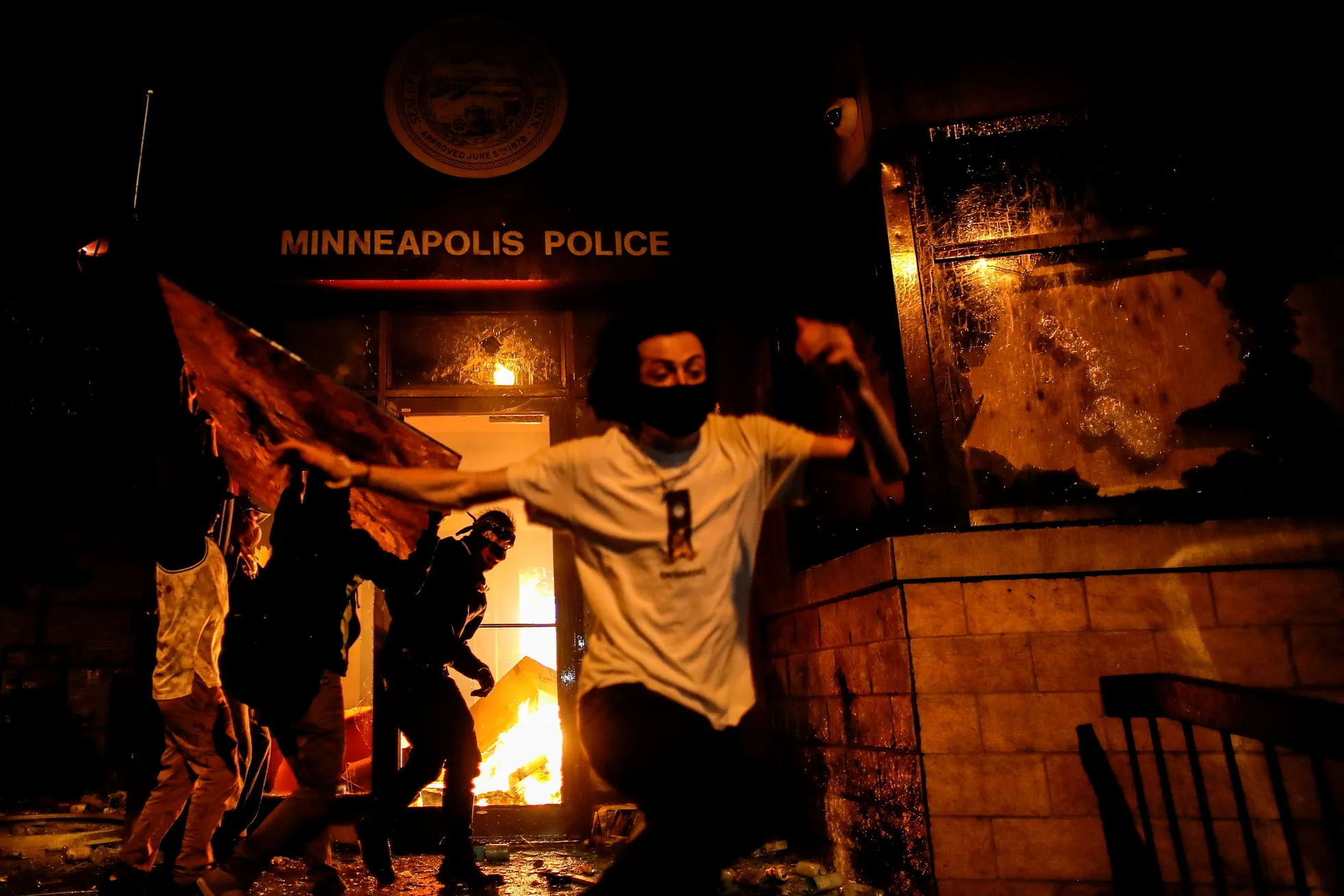 Meeleavaldajad reageerivad politseijaoskonna sissekäigu süütamisel, kui USA-s Minneapolis 2020. aasta 28. mail Minneapolises toimunud meeleavaldusel tungisid inimesed ka politseijaoskonda.