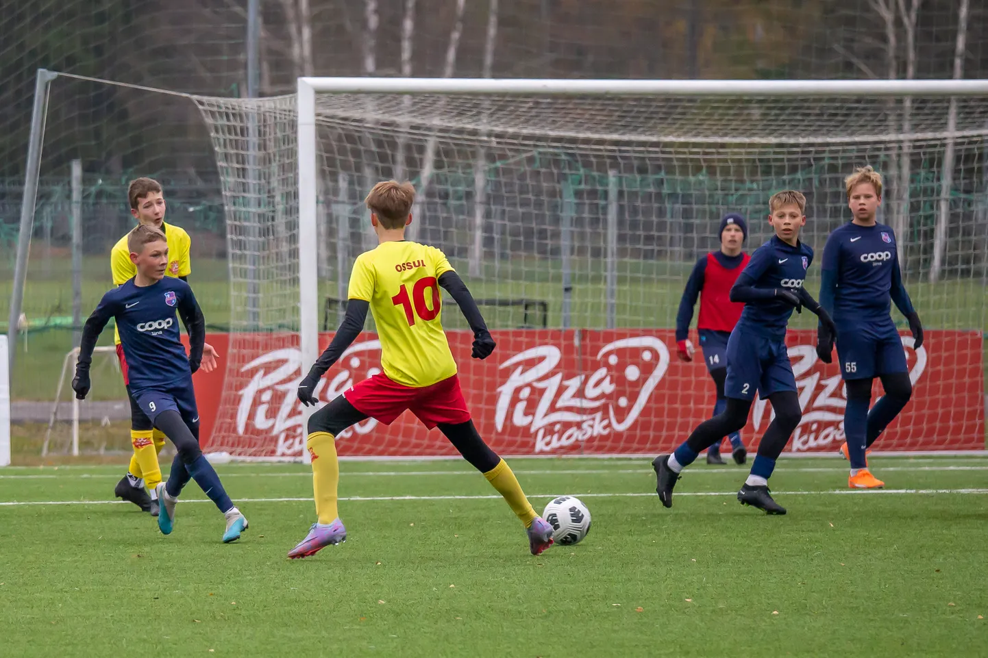 Sinisärkides Paide linnameeskonna mängijad (vasakult) Sander Ojasaar (nr9), Endrik Martin Elias (nr 2) ja Kert Selter (nr 55) käisid koondise treeneri palge ees.