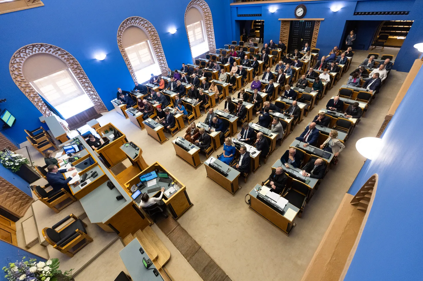 Tööd alustas parlamendi uus koosseis, kus on uusi tulijaid ja vanu tuttavaid.