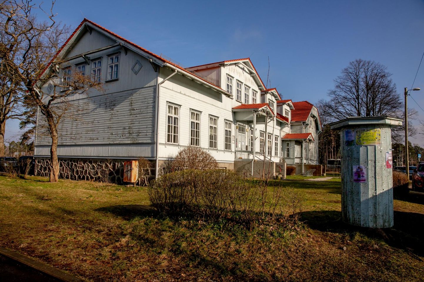 Raeküla Vanakooli keskuse plaan kutsuda distantsõppele saadetud koolilapsed oma majja ei meeldi terviseametile aga Pärnu linnavalitsusele.