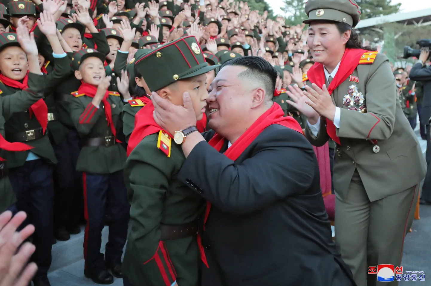 Punalipupidustused Põhja-Koreas, mille liider üritab ühte pioneeri emmata.