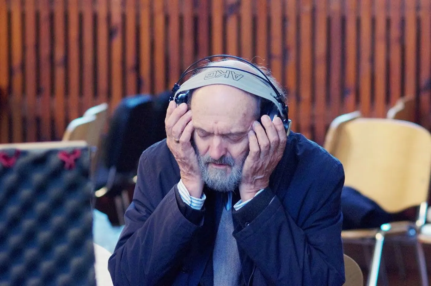 Arvo Pärt kuulab Vox Clamantise salvestatut.