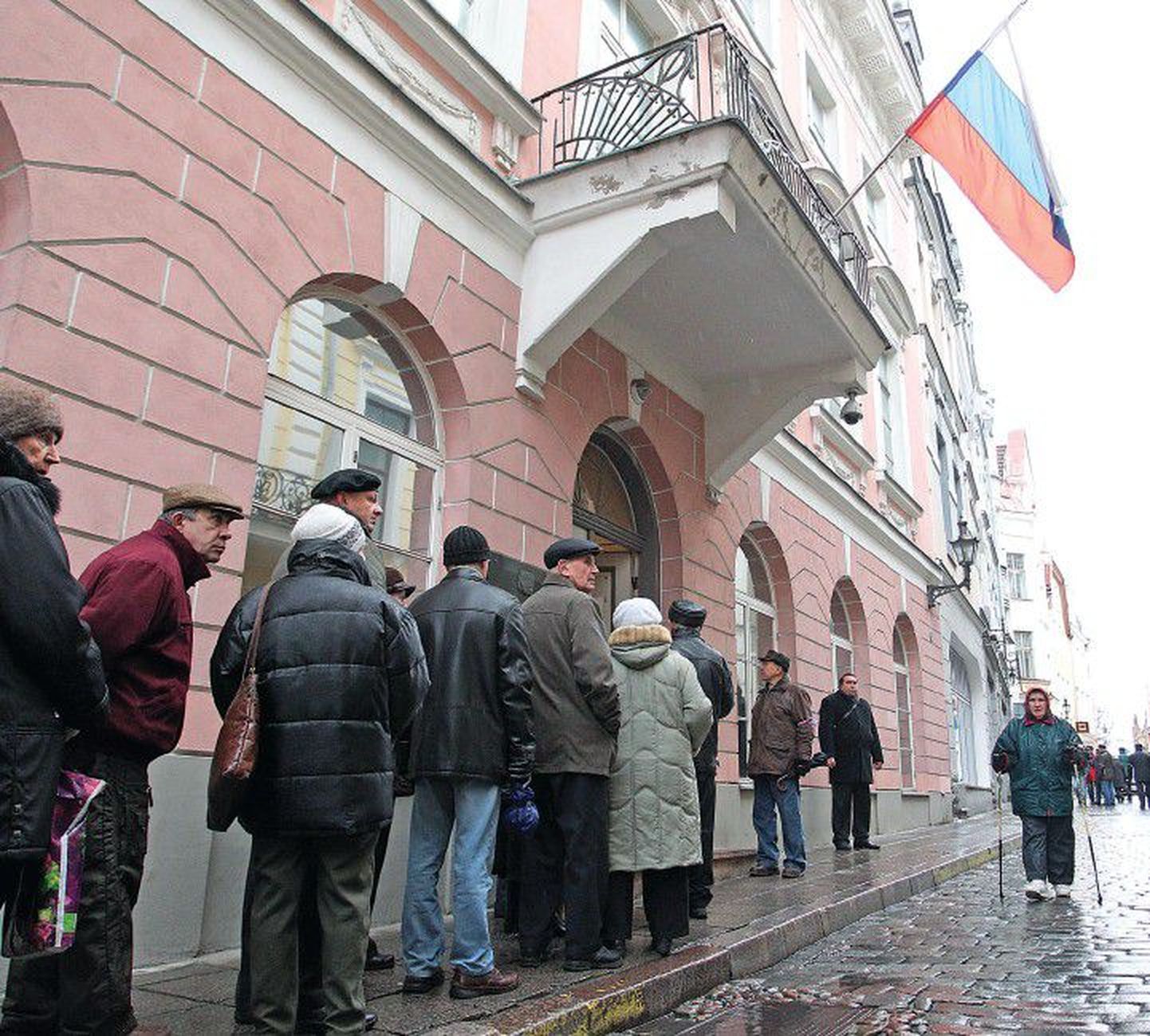 У дверей российского посольства в Таллинне в день выборов Госдумы РФ.