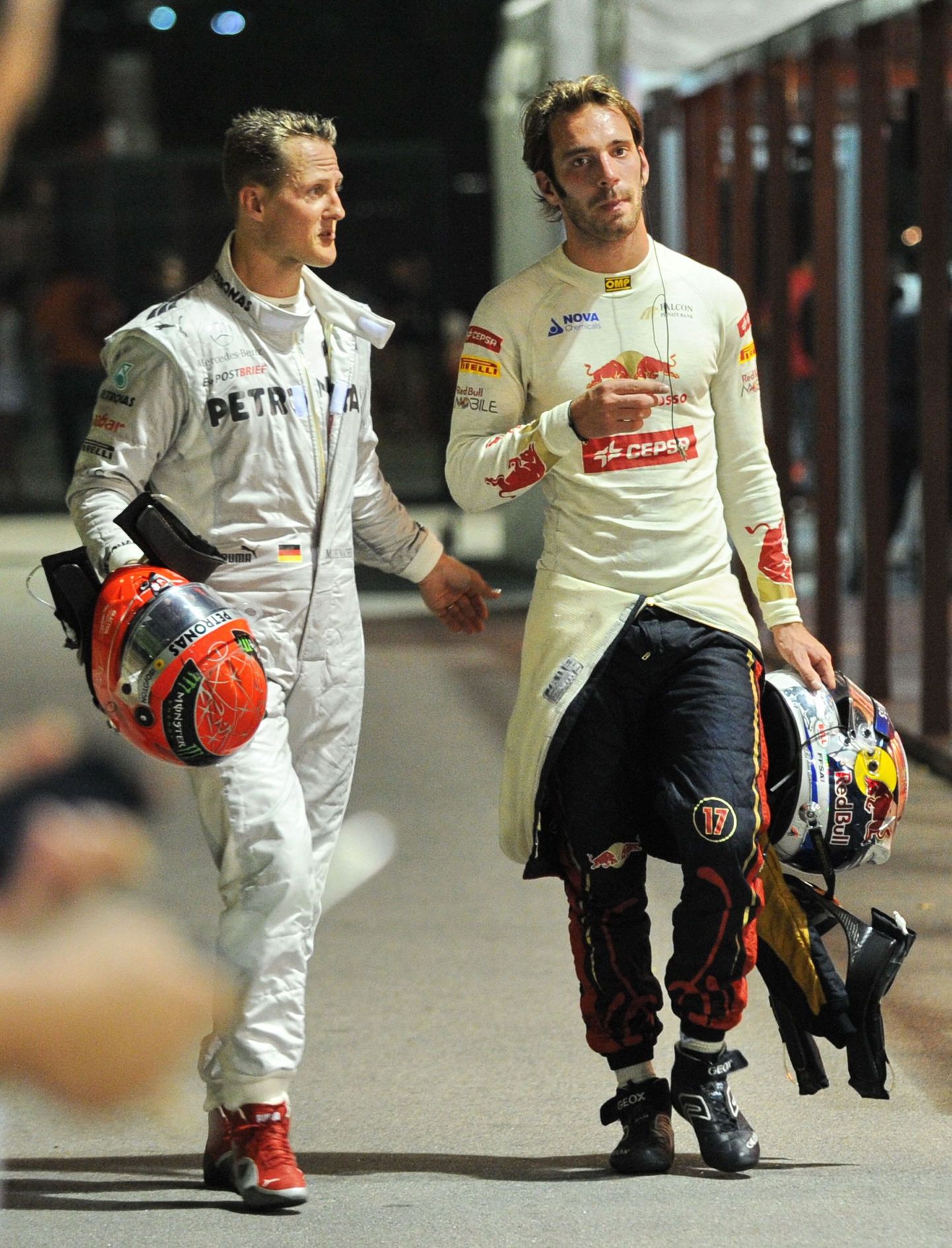 Michael Schumacher (vasakul) ja Jean-Eric Vergne pärast kokkupõrget.