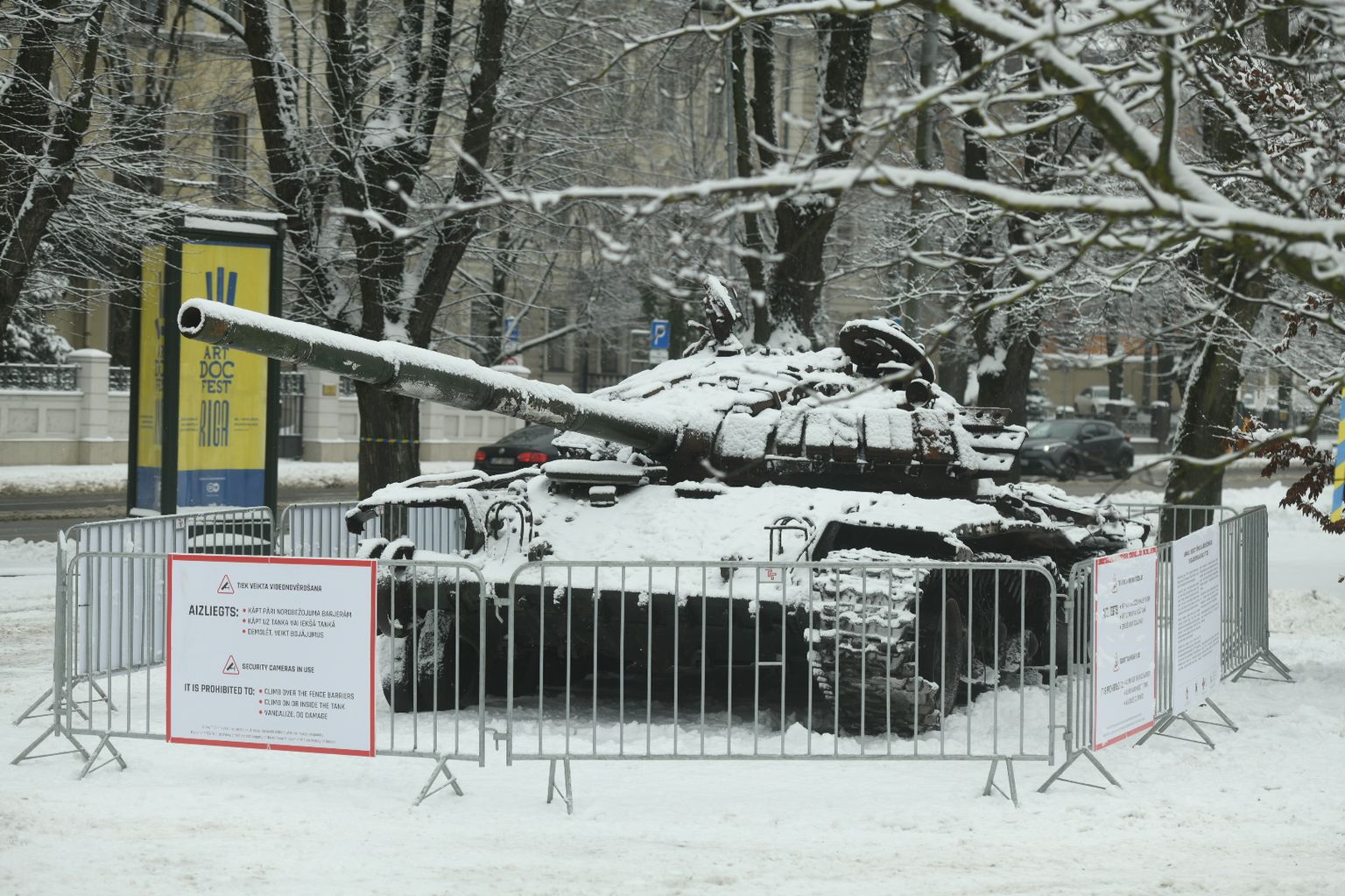 Уничтоженный российский танк у посольства РФ в Риге