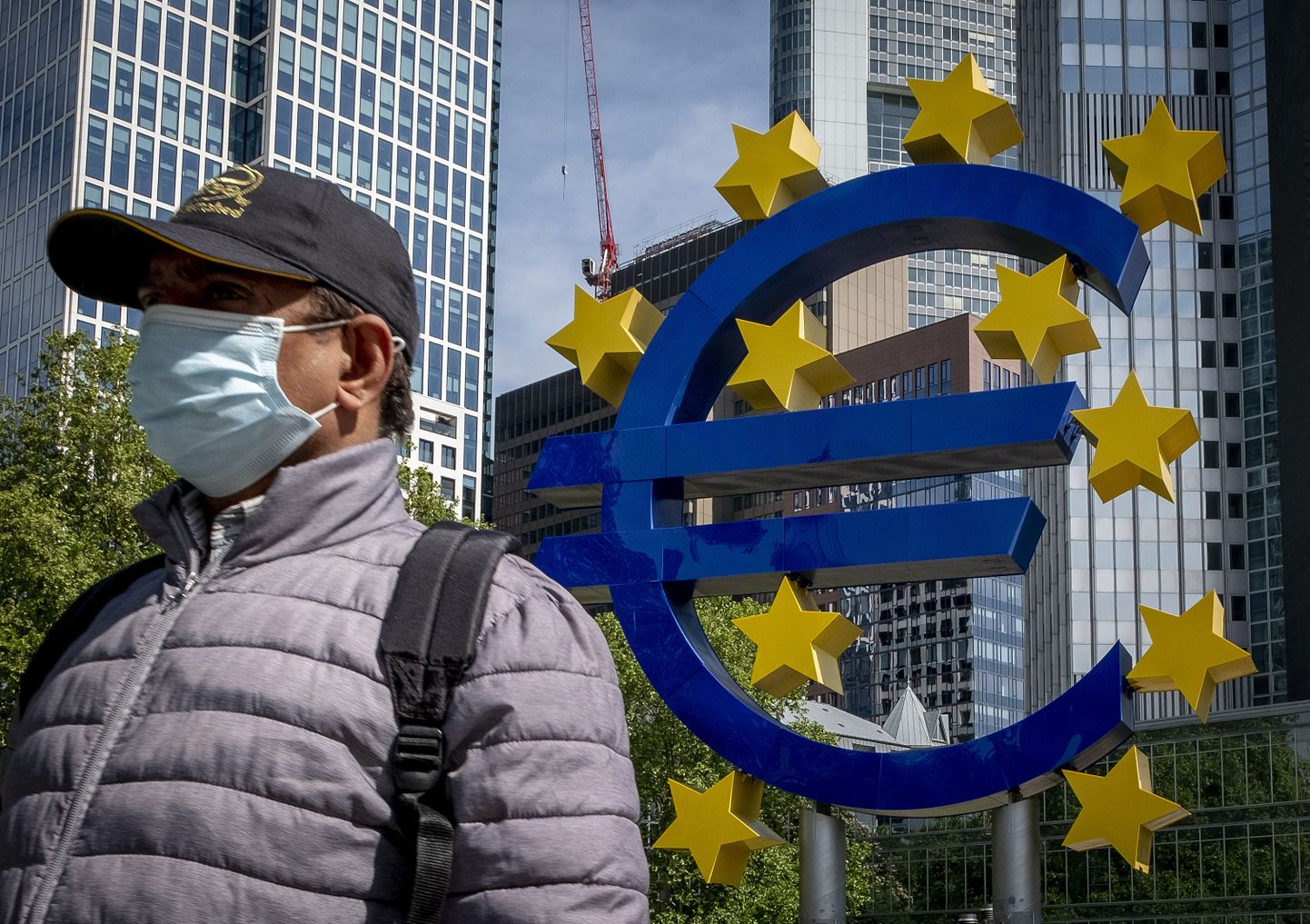 Maskis mees Euroopa Keskpanga peahoone ees Frankfurdis.