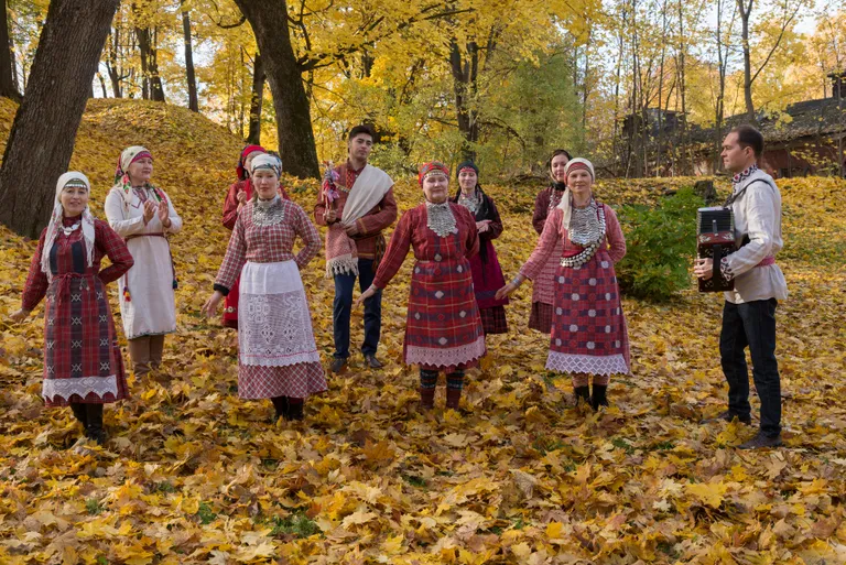 Tartu udmurtide ansambel Yumshan Gur, keskel Inga Ignatieva