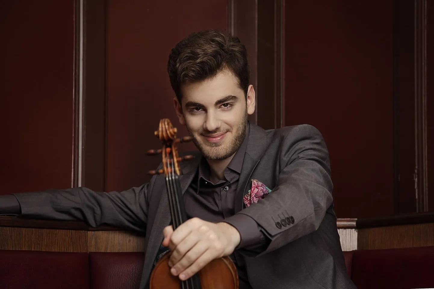 Pärnus kannab Tjeknavorian ette Sibeliuse viiulikontserdi Antonio Stradivari (Cremona) viiulil.