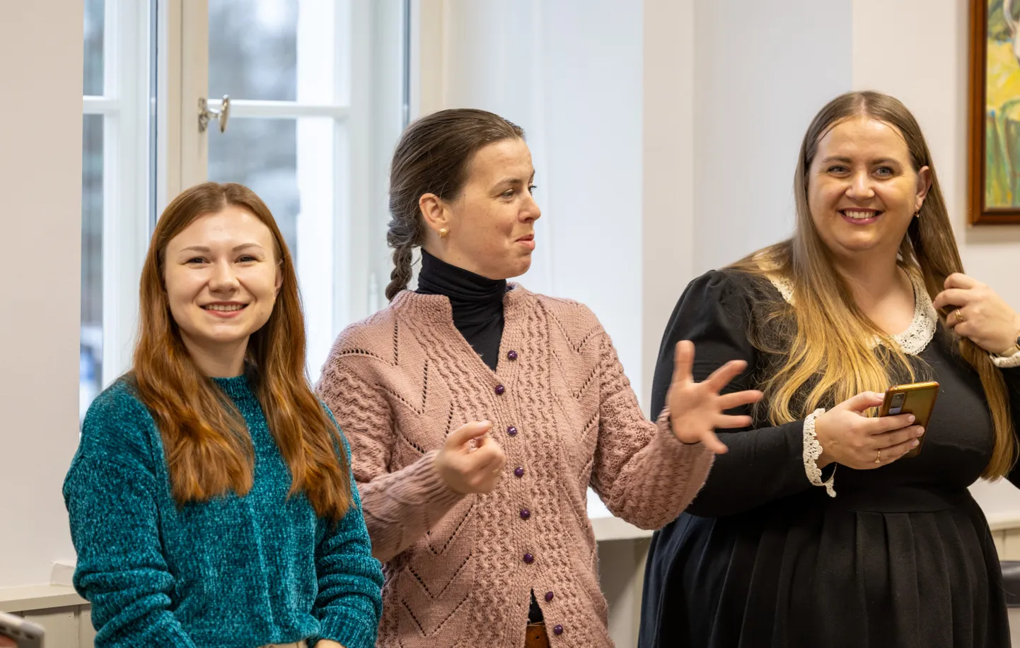 Kohtöa-Järve koori kolm lauljat, paremal juhendaja Anastasiia Remen.