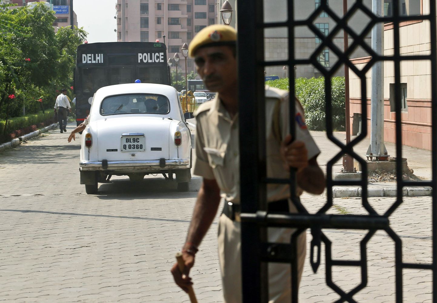 India politseinik sulges täna hommikul kohtu värava, kui politseibussis veetavad arvatavad grupivägistajad olid alale sisse sõidutatud.