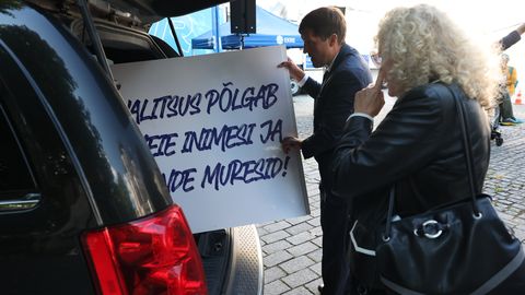 GALERII ⟩ EKRE nõuab Toompeal protestiga presidendi otsevalimisi, riigikogu hakkab presidenti valima