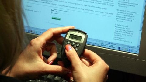 Vanuri raha oma tarbeks kasutanud naine sai arvutikelmuse eest kriminaalkaristuse