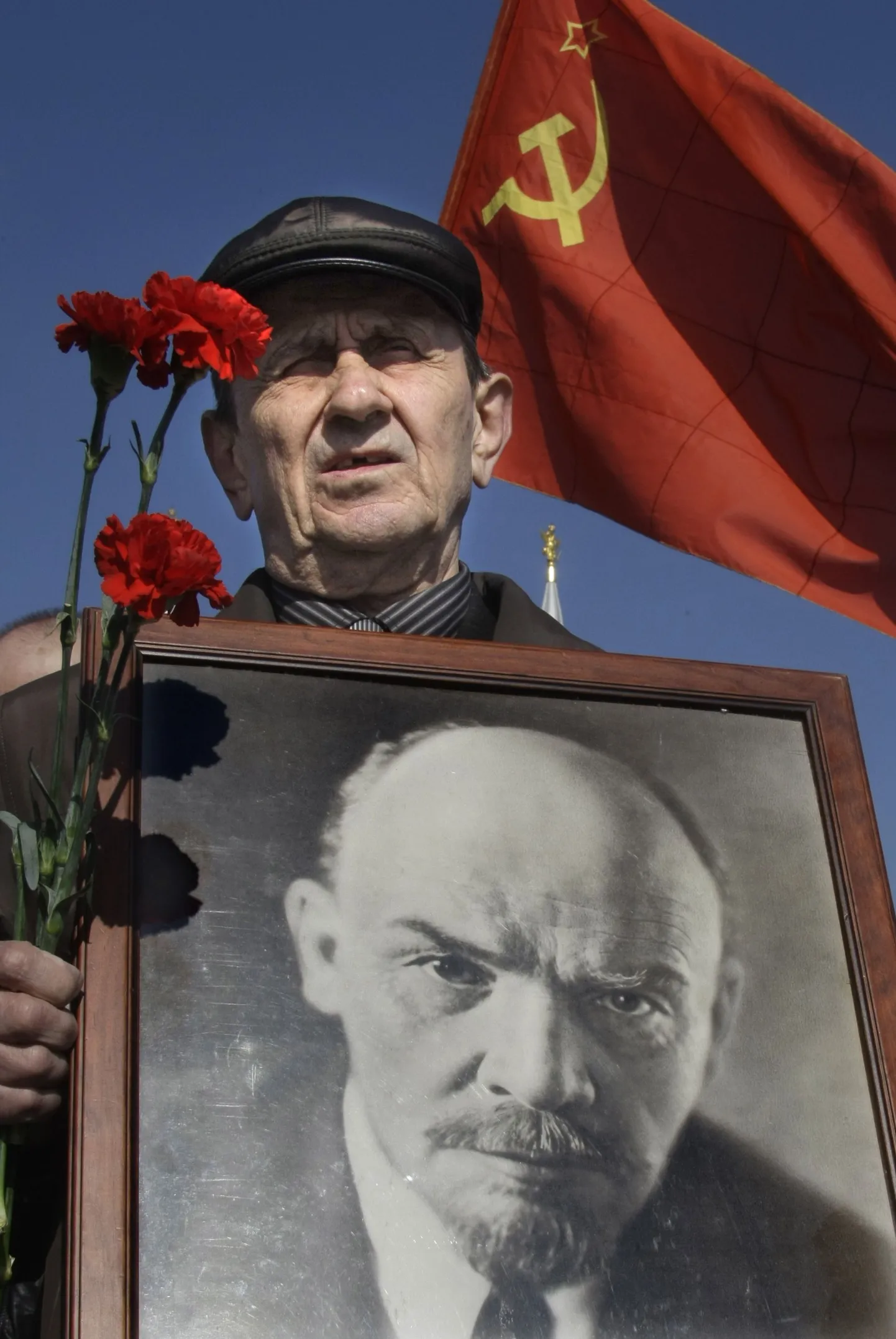 Коммунисты отметили день рождения Ленина на Красной площади.