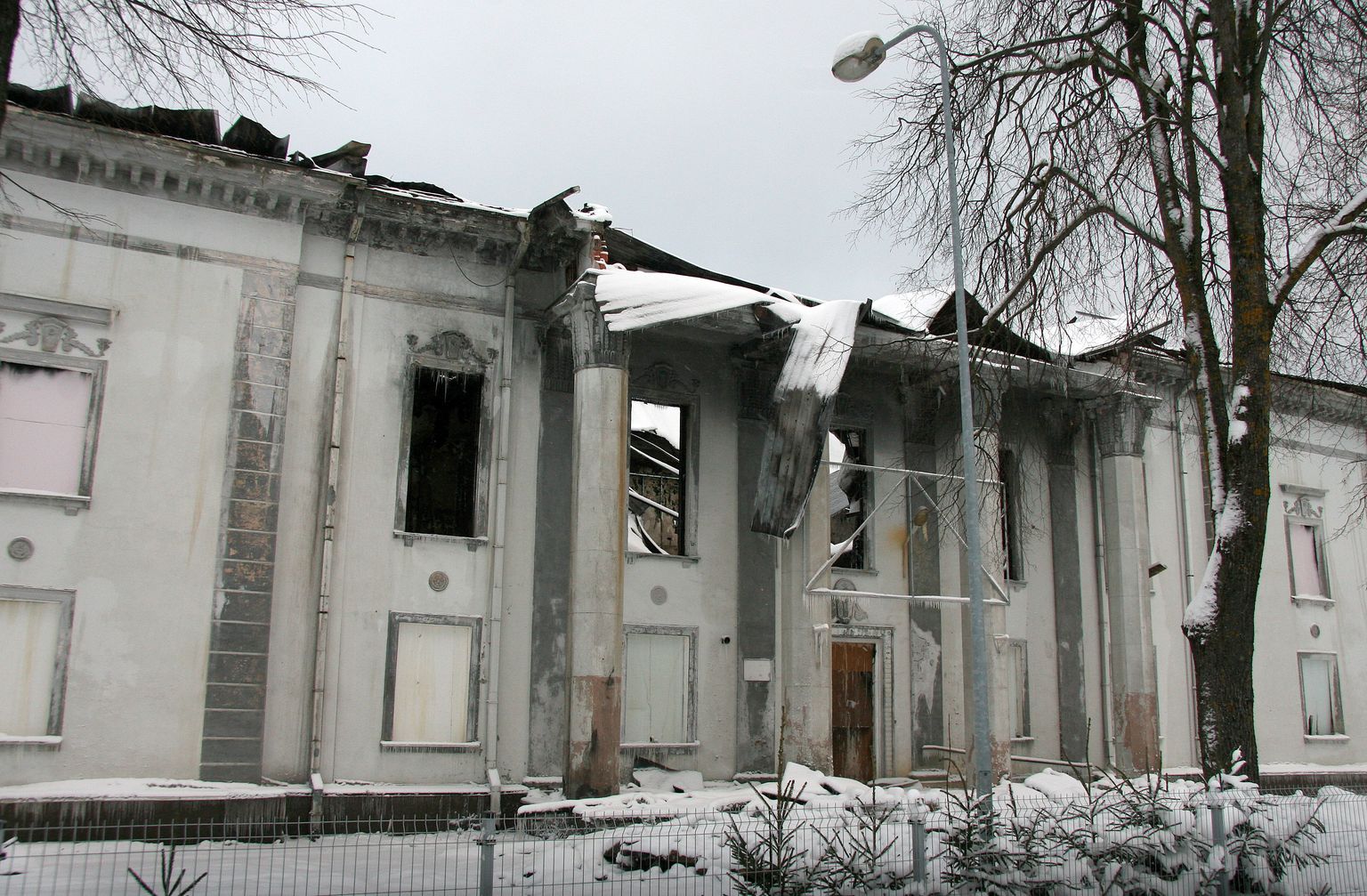 Kahe järjestikuse põlengu tagajärjel on Jõhvi kesklinnas paiknev endine kultuuri- ja kohtumaja muutunud ahervaremeks.