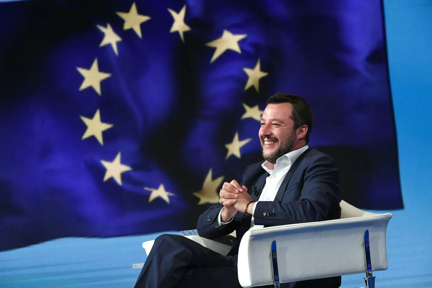 Itaalia asepeaminister ja siseminister Matteo Salvini võib lubada endale rahulolevat muhelust: tema erakond Liiga kogus Itaalias kõige rohkem hääli ning tema enda käes on Euroopa paremäärmuslaste juhipositsioon ja hoovad lüüa Euroopa Liit vankuma.