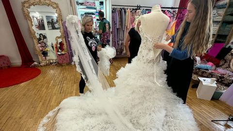 EKSKLUSIIVSED FOTOD ⟩ Üheksameetrine loor ja pool aastat tööd: Silvia Ilvese suursugune pulmakleit valmis Liina Steini käe all