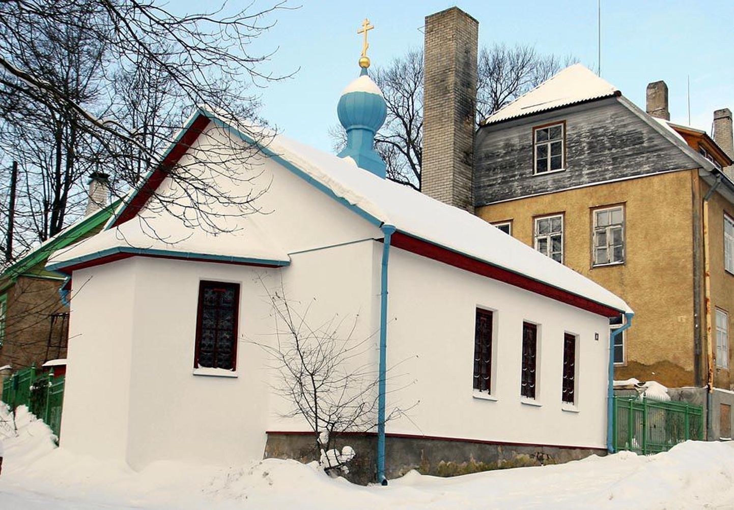 Omaaegne surnukuur kujundati Ristija Johannese kirikuks 1988. aastal. Sestpeale kaunistab tillukese hoone katust sibulakujulise kupliga tornike.