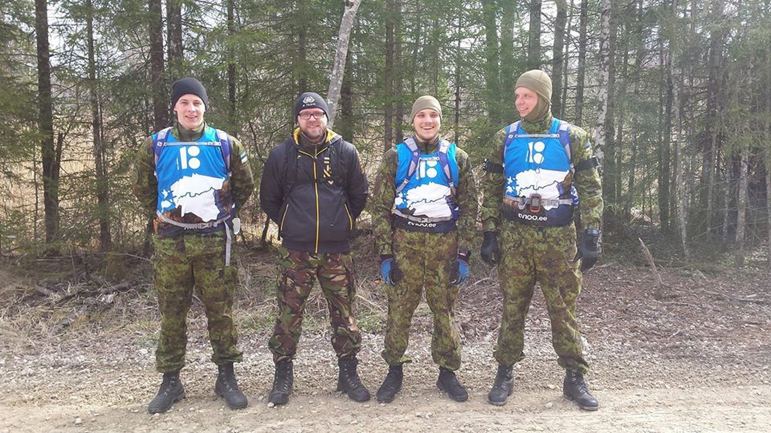 Sakala reporter Marek Tiits läbib koos kolme kaitseväelasega matkatee Põikvalt Raele.