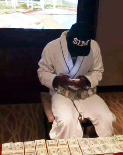 Floyd Mayweather juunior rahapakke üle lugemas. / SUPPLIED BY XPOSUREPHOTOS.COM
/DC/Scanpix